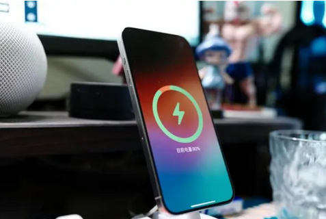 临江苹果15换屏服务分享用什么充电器给iPhone15充电更好 